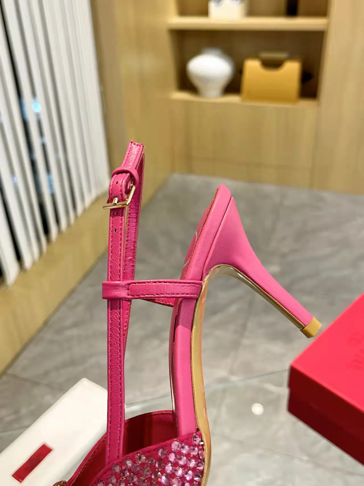 👟👟Ex-factory price 440👟👟 Genuine leather sole + 40 Kloesch diamond buckle Valentino.Valentino big v buckle single shoes ㊙️Latest series of counter genuine version with perfect details. Authentic products are made one to one. All details are consistent with genuine ones. The upper foot is very pedicure type. The key point is that it is very good and easy to control. It does not wear the feet and does not tire the feet. It is a walking artifact. The last shape is completely compared to the counter. The details are perfect. It is impossible to make such an exquisite product without the original version. Exclusive molded brass color. The highest version on the market. Fabric: imported sheepskin, lining and foot pads are all sheepskin. Color: 13 colors available. Sizes (34 to 42). Customized size 34 and 42. Non-returnable and non-exchangeable. Heel height: 7CM. Rubber sole. Genuine leather sole +40